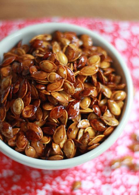 Honey Roasted Pumpkin Seeds / The Clever Carrot #fall #snacks