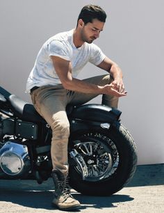 Shia LaBeouf ♥. His outfit makes him look badass. Which is hot.