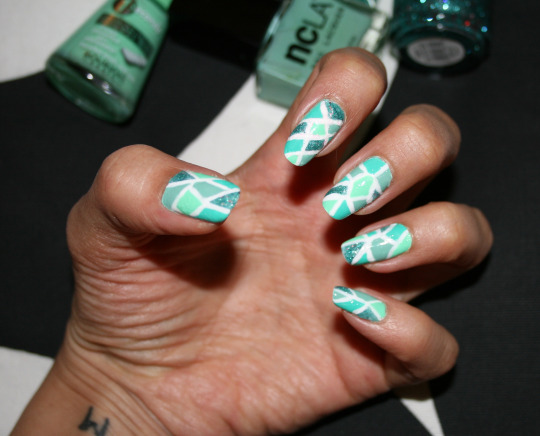 Day 4 of 31DC2015, GREEEEEEN!!I just love love love green nailpolishes so much that I had to include a photo of these pretty babies! <3I’ve used Green Fizz by Bourjois, Steal the Spotlight by Orly, Turquoise Gloss by Models Own and an NCLA nailpolish but the name tag got lost!